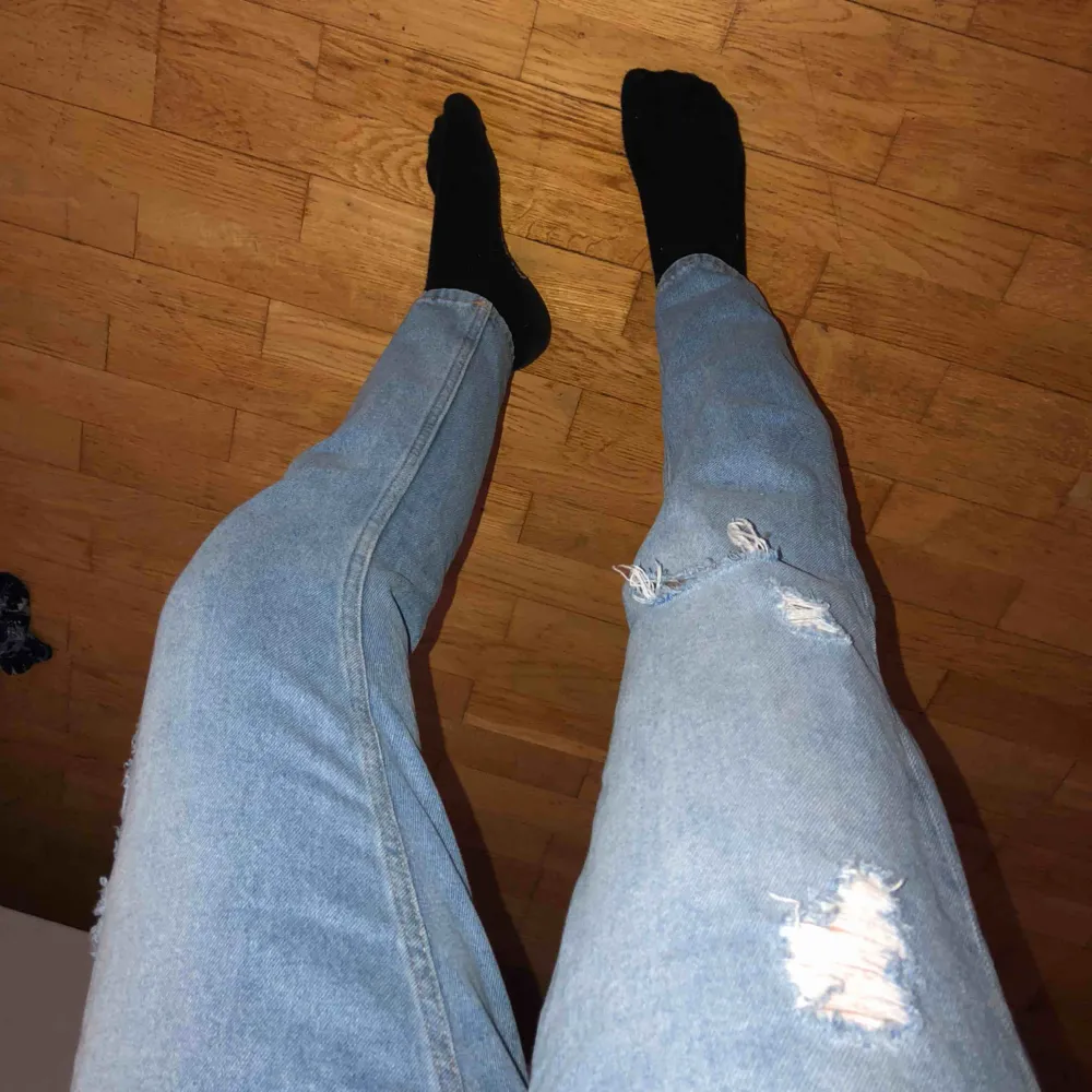 Jeans från Monki! Modell kimomo, high waist. Fint skick!  Köparen står för frakt, endast swish 🌱. Jeans & Byxor.