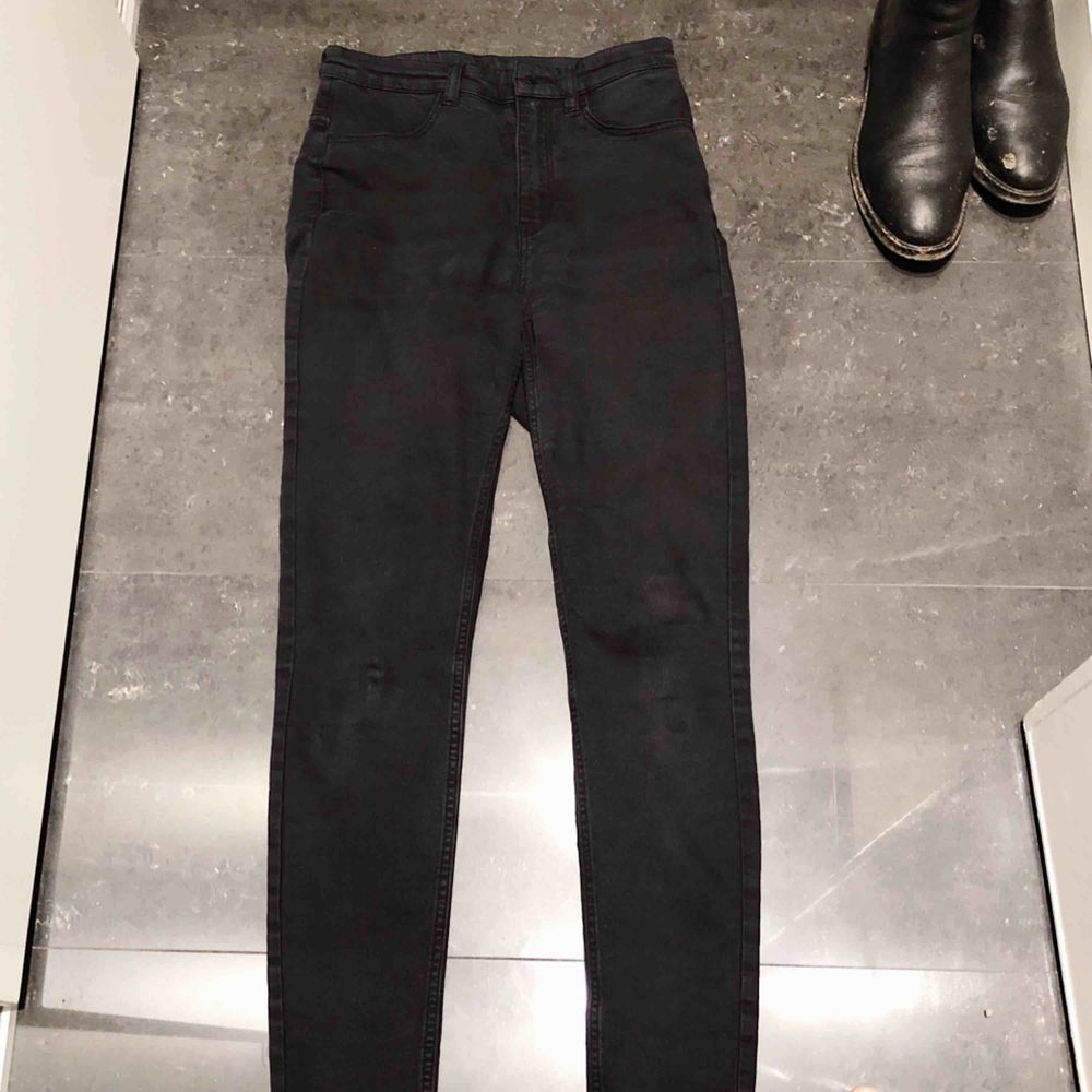 Vanliga svarta high waisted jeans från H&M i storlek 36. Säljer billigt för om ingen köper kommer de att gå till återvinningen. Vet inte varför det ser ut som att det är fläckar på knäna i bilden men kan skicka bilder som bevis att de är helt rena.. Jeans & Byxor.