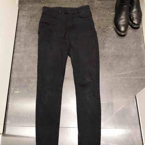 Vanliga svarta high waisted jeans från H&M i storlek 36. Säljer billigt för om ingen köper kommer de att gå till återvinningen. Vet inte varför det ser ut som att det är fläckar på knäna i bilden men kan skicka bilder som bevis att de är helt rena.