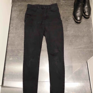  - Vanliga svarta high waisted jeans från H&M i storlek 36. Säljer billigt för om ingen köper kommer de att gå till återvinningen. Vet inte varför det ser ut som att det är fläckar på knäna i bilden men kan skicka bilder som bevis att de är helt rena.