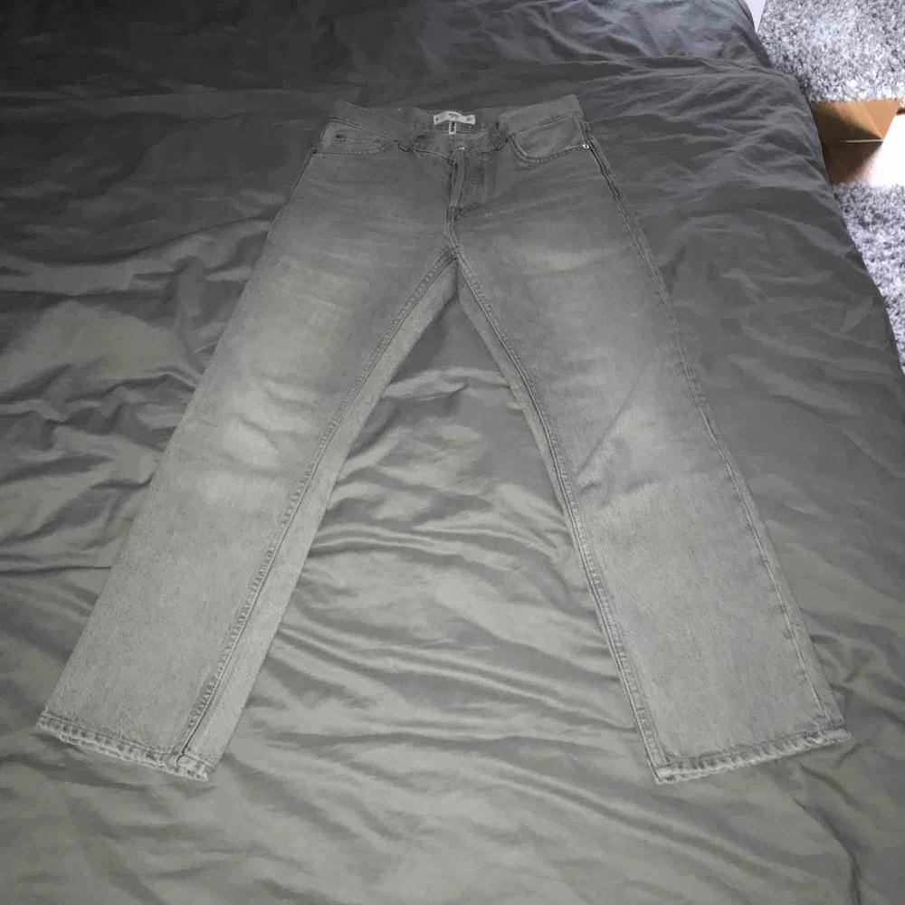 Ljusgråa jeans från Mango! Säljer på grund av att dom är alldeles för små, så kan tyvärr inte fota hur dom sitter på! Men är i momjeans modell!. Jeans & Byxor.