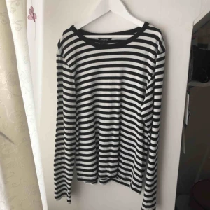  - Säljer denna svartvita tröja ifrån Monki pågrund av att den ej kommit till användning. Frakt tillkommer, hör av er om ni är intresserade💓💕💞
