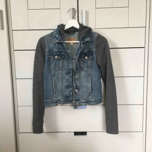 - En blandning mellan jeansjacka och hoodie, väldigt bekväm!