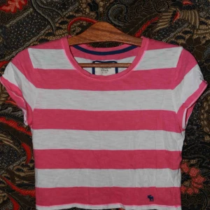  - Super söt rosa och vit randig Abercrombie & Fitch magtröja. Har ett litet hål i ryggen som knappt syns. Skick 8/10  Storlek L men känns som ca S   Köparen står för eventuell frakt💕💕