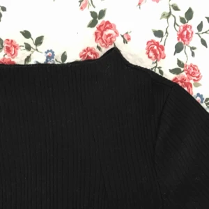  - Stickad topp T-shirt med halv turtelneck från BIK BOK i strl XS. Fint skick. Frakt tillkommer