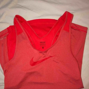  - Röd/orange träningslinne från Nike, fint skick! Använd fåtal gånger!🧘🏼‍♂️ Köparen står för frakten, frakt 42kr! Pris kan diskuteras