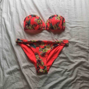  - Bikini, överdel och underdel. Band följer med till överdelen