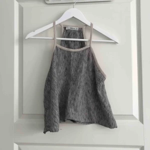  - Supersöt topp från Zara. Använd ca 2 ggr, som ny.