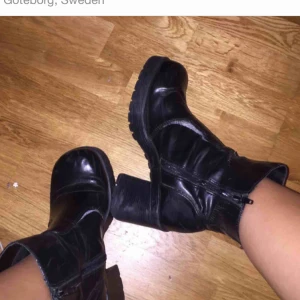  - SÄNKT PRIS!! Vintage Biker Boots ifrån American Eagle, oanvända av mig men köpt vintage ifrån Beyond Retro. 