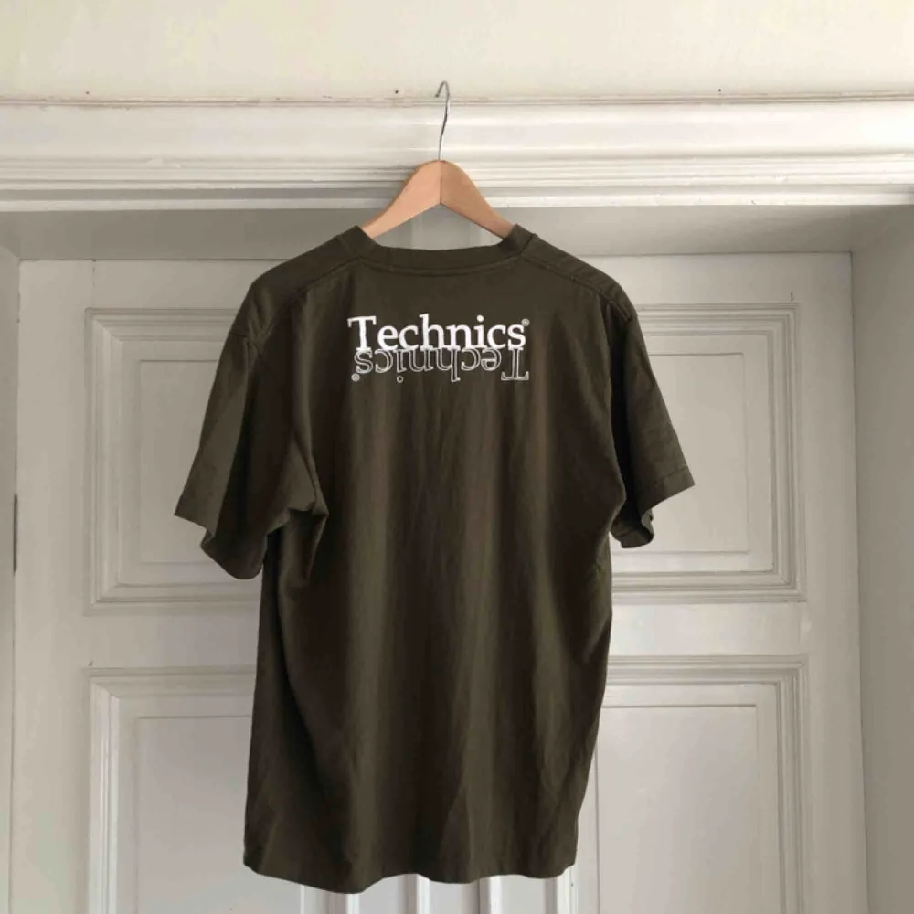 Technics T-shirt i trevligt använt skick. Kan hämtas i Uppsala eller skickas mot fraktkostnad. . T-shirts.