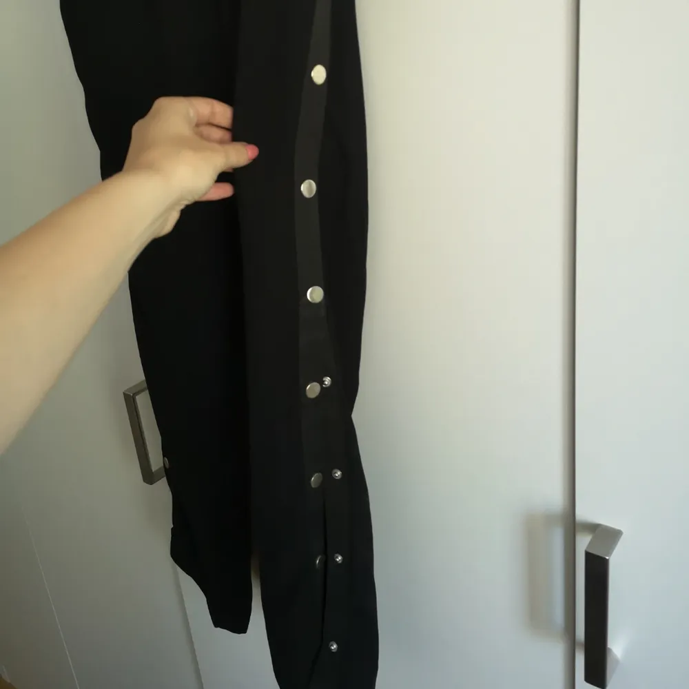 Snygga svarta byxor med knappar längs sidorna! I priset ingår frakt 😊🌻. Jeans & Byxor.