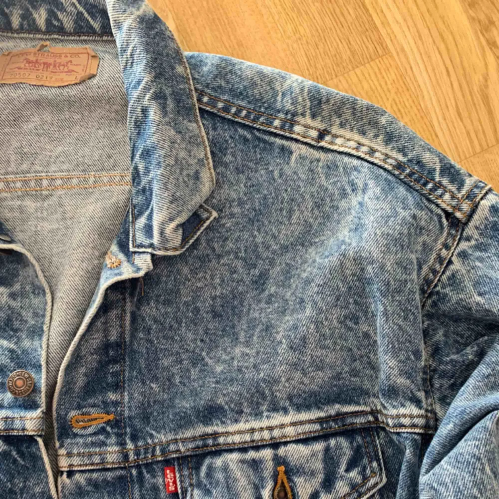 En oversize vintage Levis jeansjacka, köpt i vintagebutik i London. Storlek large, men kan absolut användas om man är storlek XL då den är oversized! Säljs då den helt enkelt inte används. Kan skickas, köpare får stå för frakt i så fall. . Jackor.