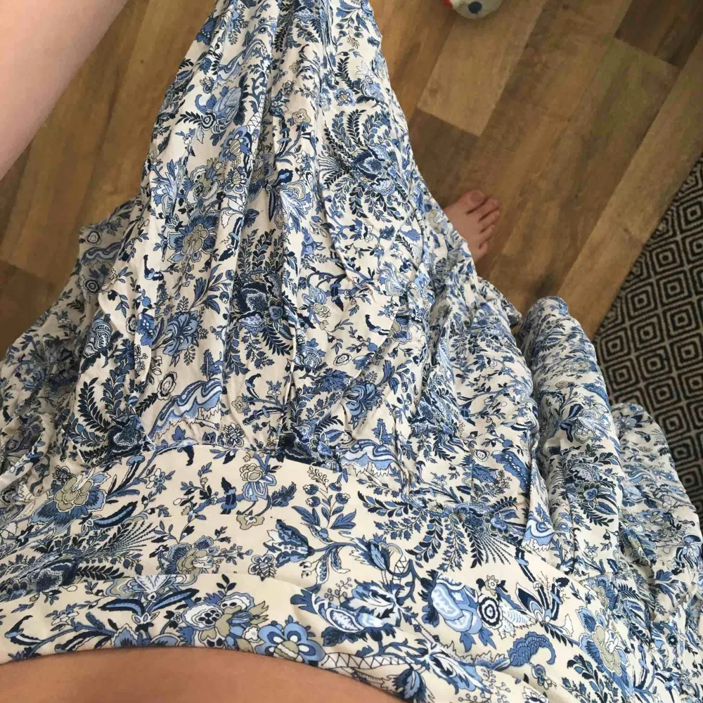 Blåmönstrad kjol från H&M, förra säsongen. Endast använd en gång. . Kjolar.