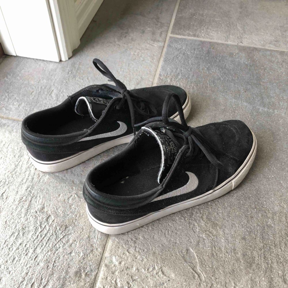 Skor från Nike, fint skick och går att tvätta. Köpare står för frakt på 70 kronor💕. Skor.