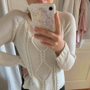  - Så mysig kabelstickad tröja från KappAhl. Supermjukt material i fint skick!