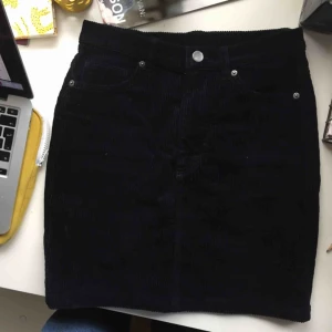  - Marinblå Manchesterkjol från monki! Säljer för att den används för sällan. 