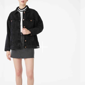  - Säljer min jeans jacka från Monki, använd två gånger. (Fortfarande jättte bra skick!) Skriv om bild. Frakt kostar 50 kr
