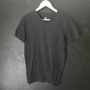  - Svart v-ringad H&M t-shirt med små vita prickar. Nyskick. 