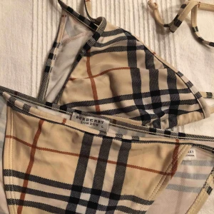  - En riktigt snygg bikini från Burburry. Det står strl L i både överdelen och underdelen men jag skulle mer säga att den passar en S-M💖 både överdelen och underdelen ingår i priset (allt är nytvättat)
