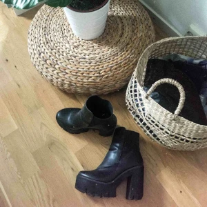  - Säljer mina svarta platå klackar som är inköpta i Notting Hill i London förra året för 1200:-, dem är väldigt sparsamt använda och kommer tyvärr inte till användning längre då jag har ändrat klädstil! Fler bilder kan skickas vid förfrågan!