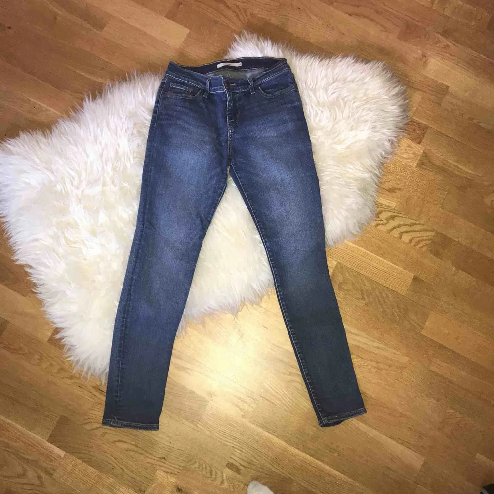 Säljer mina Levis jeans, i modellen 711 skinny. Dom är i en fin blå färg och har inga slitningar eller fläckar. Dom är knappast använda. Ny pris är 999 kronor. . Jeans & Byxor.