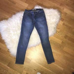 Säljer mina Levis jeans, i modellen 711 skinny. Dom är i en fin blå färg och har inga slitningar eller fläckar. Dom är knappast använda. Ny pris är 999 kronor. 
