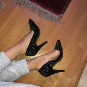  - Ca 8 cm, med strass och nitar. Använda en gång inomhus. Väldigt bekväma och perfekta med ett par jeans eller finbyxor. 