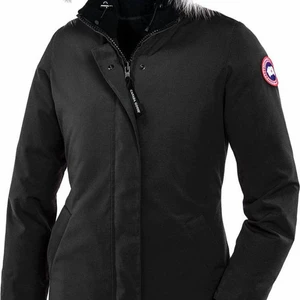 Canada gosse Victoria parka  - Hej Säljer min CANADA gosse jacka som jag haft under en och en halv vinter nu den är i storlek S med lite slitningar kemtvättade den nygligen bra skick 