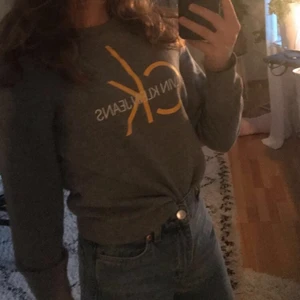 Grå ck tröja - Grå ck tröja. Köpt för ca 600kr säljes för 350kr (priset kan diskuteras). Fortfarande i riktigt bra skick! Storlek XS men passar även XXS och S. Köparen står för frakt, om fler bilder önskas så skriv privat.