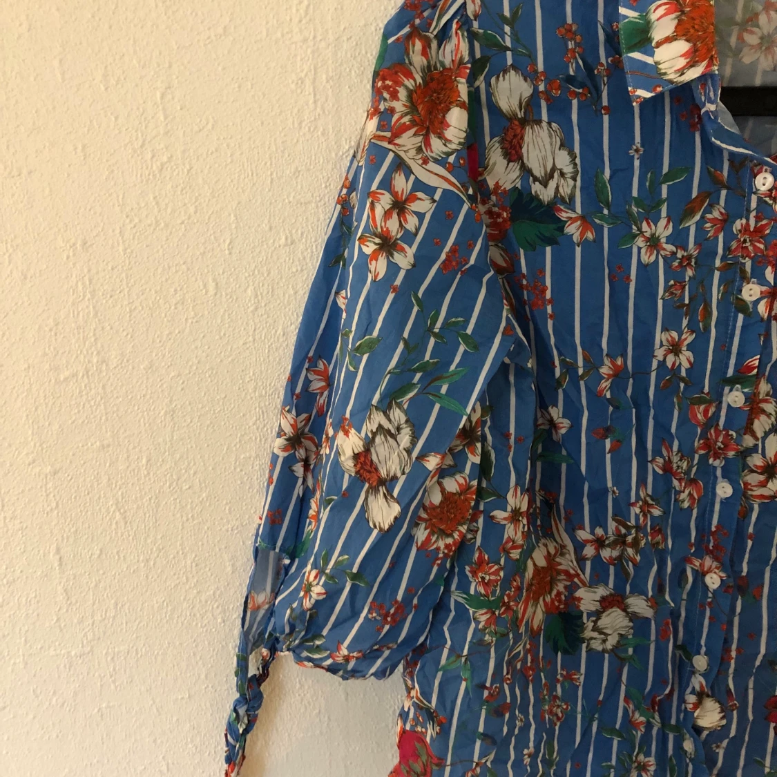 BLÅ BLOMMIG BLUS - 90