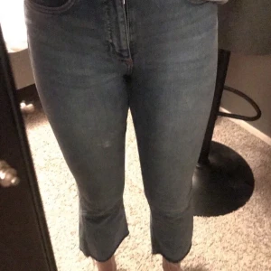 Blå zara jeans strl 38 - Säljer ett par nästan oanvända, blå zara jeans pågrund av att de är för små. De är croppade med fransar på slutet. Möts upp vid köp💕