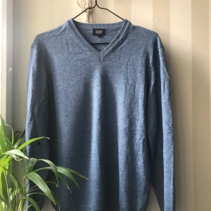 Blå stickad tröja - Fin v-ringad tröja från Long Island, mysig nu till hösten och vintern. Tröjan är i herrstorlek M 💙