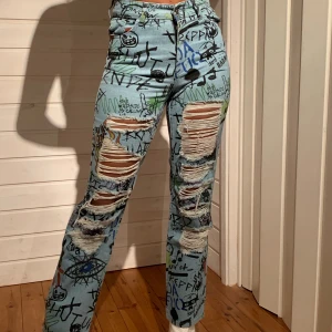 As coola graffiti byxor  - Säljer mina älskade jeans som tyvärr har blivit för små. Använda en gång, jag är 167cm. Köparen står för frakten 💖💖 först till kvarn eller bud. Storlek 34. Boyfriend fit.