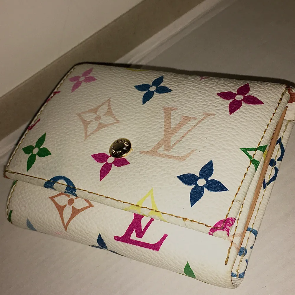 white with colored print Louis Vuitton wallet. Contact for more details.. Väskor.