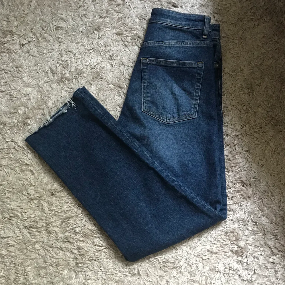 Jättesnygga mörkblå jeans från H&M i rak modell. Sitter väldigt snyggt på, och är väldigt sköna då dem har lite stretch. Jag är 163 cm lång för de som undrar 💙. Jeans & Byxor.