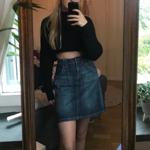 Jeanskjol från början av 00-talet - Riktigt snygg jeanskjol köpt på H&M i början av 2000-talet. Sitter supersnyggt på, perfekt nu till hösten! 💙