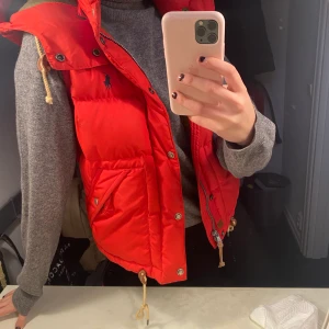 Ralph Lauren väst - röd väst från Ralph Lauren!! nypris 1500kr❣️❣️ Väldigt bra skick🥰
