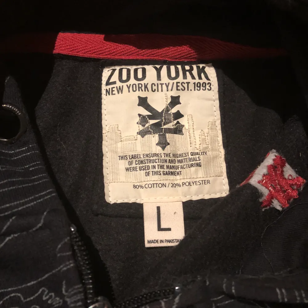 skitnajs zoo york zip hoodie/kofta bra kvalitet kan mötas i sthlm eller frakta . Hoodies.