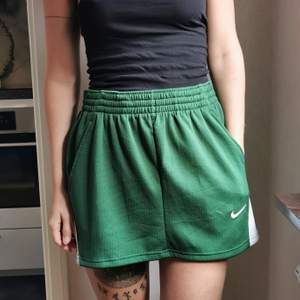 Trendig kjol från Nike. Otroligt bekväm med fickor och snörning i midjan. Kan mötas upp i Gbg eller frakta (50kr).