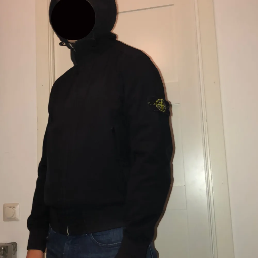 Det här är en stone island jacka i storlek (L). Skriv mer för fler bilder det får inte plats så mycket i 3 bilder. Möts bara upp och tar swich och kontant. Priset kan diskuteras vid snabb och smidig affär.. Jackor.