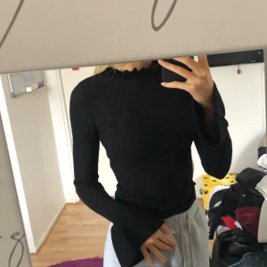 Volangärmad tröja  - Tröja från Gina tricot med volangärmar i storlek XS. Väldigt snygg passform med fina detaljer. Använd ett par gånger. 
