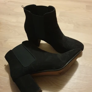 skor  - använda cirka 2-3 gånger.fint skick. 