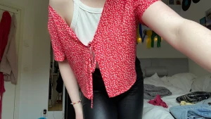 Röd fin topp - Jättefin röd knyttopp. Säljer då jag inte använder den tyvärr. Helt oanvänd. Köpare betalar för frakt! Storlek:L