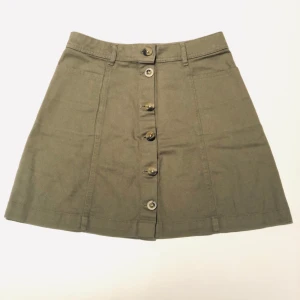 Militärgrön jeanskjol OANVÄND - Säljer min helt oavnvända gröna militärkjol i storlek 36, tyvärr passade den inte mig. Nypris 199kr från H&M, men säljer för 99kr + frakt 🦋  köparen står för frakten ✨