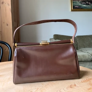 Äkta vintage handväska i läder - Så fin handväska, gissningsvis från 50-talet. Perfekt skick och storlek,  finns i Stadshagen, Stockholm. 