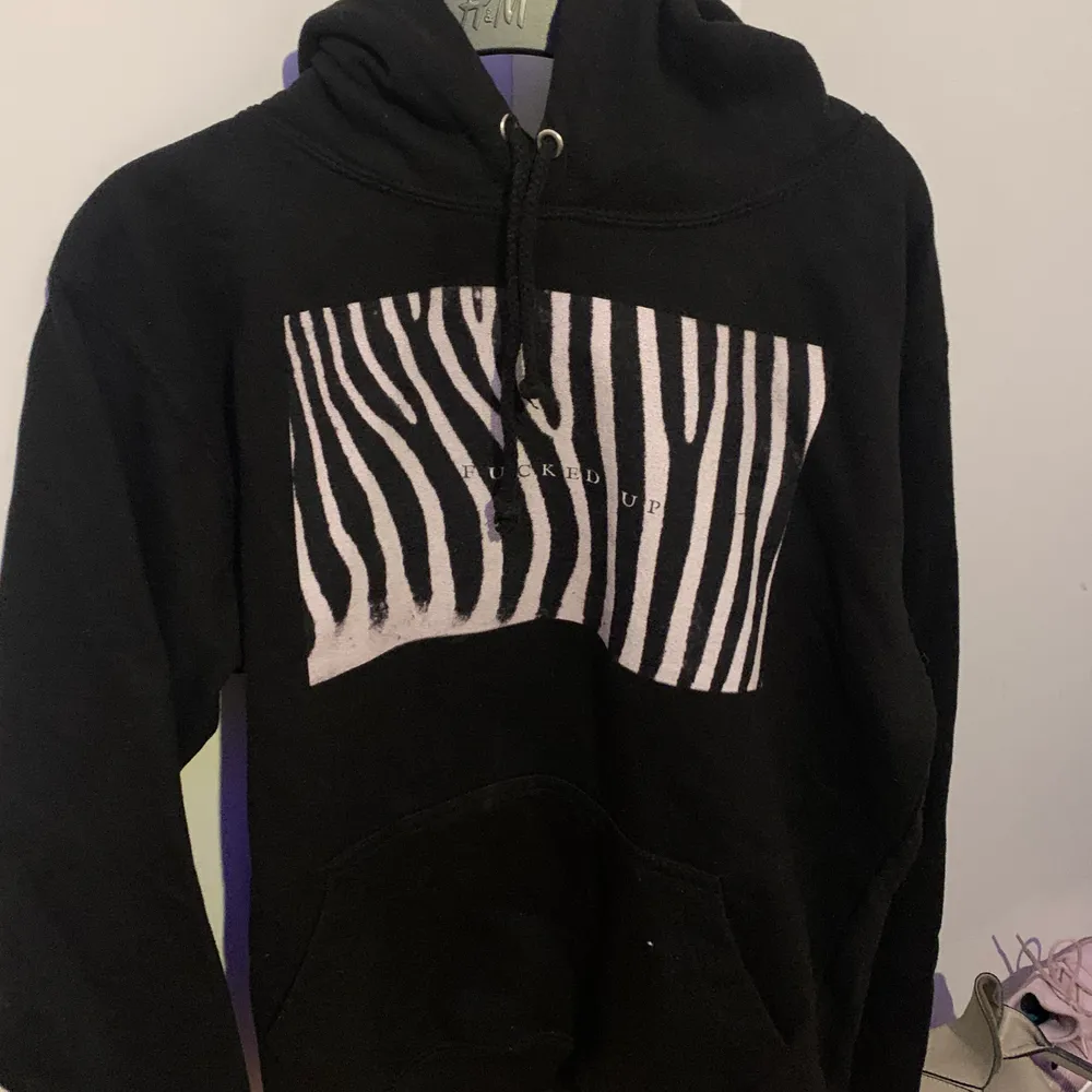 Svart hoodie med zebra tryck i mitten med texten ”fucked up”. I mycket bra skick i storlek xs/s för 200kr + frakt. Hoodies.