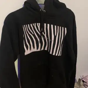 Svart hoodie med zebra tryck i mitten med texten ”fucked up”. I mycket bra skick i storlek xs/s för 200kr + frakt