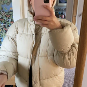 Puff jacka  - Puffer jacka som är använd några gånger under en vinter! Toppen skick! 