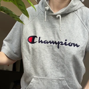 Champion hoodie  - Denna snygga hoodie är köpt på humana second hand från första början. Har aldrig sett någon annan ha denna modell med trekvartslång arm vilket gör den lite unik. (Intresse koll) Frakt ingår ej 