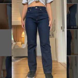 Raka mörkblå jeans från Gina tricot  - Som nya andvända fåtal gånger, sitter bra i midjan och benen vilket dom semlan gör på mig:) köparen står för frakten och priset är exklusive frakt 